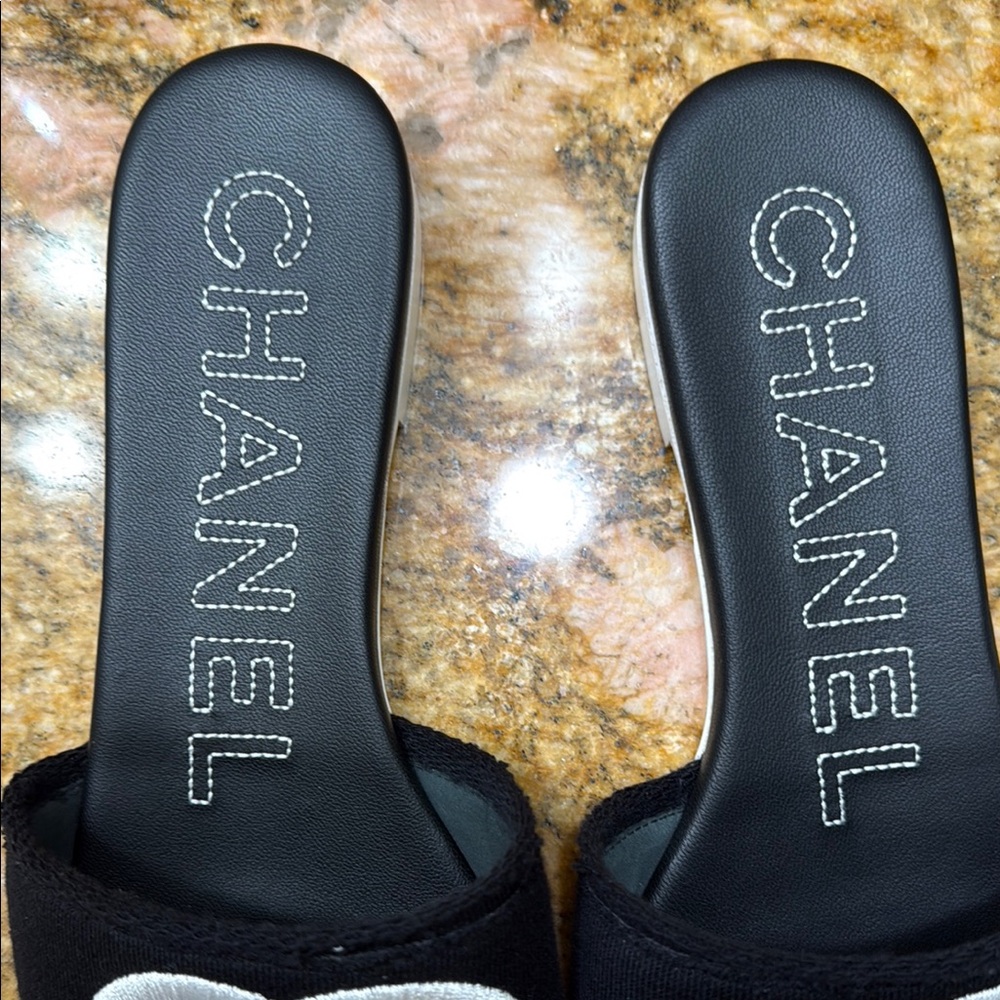 CHANEL Black and White Sandals with Minimalist Design - Picture 3 of 9